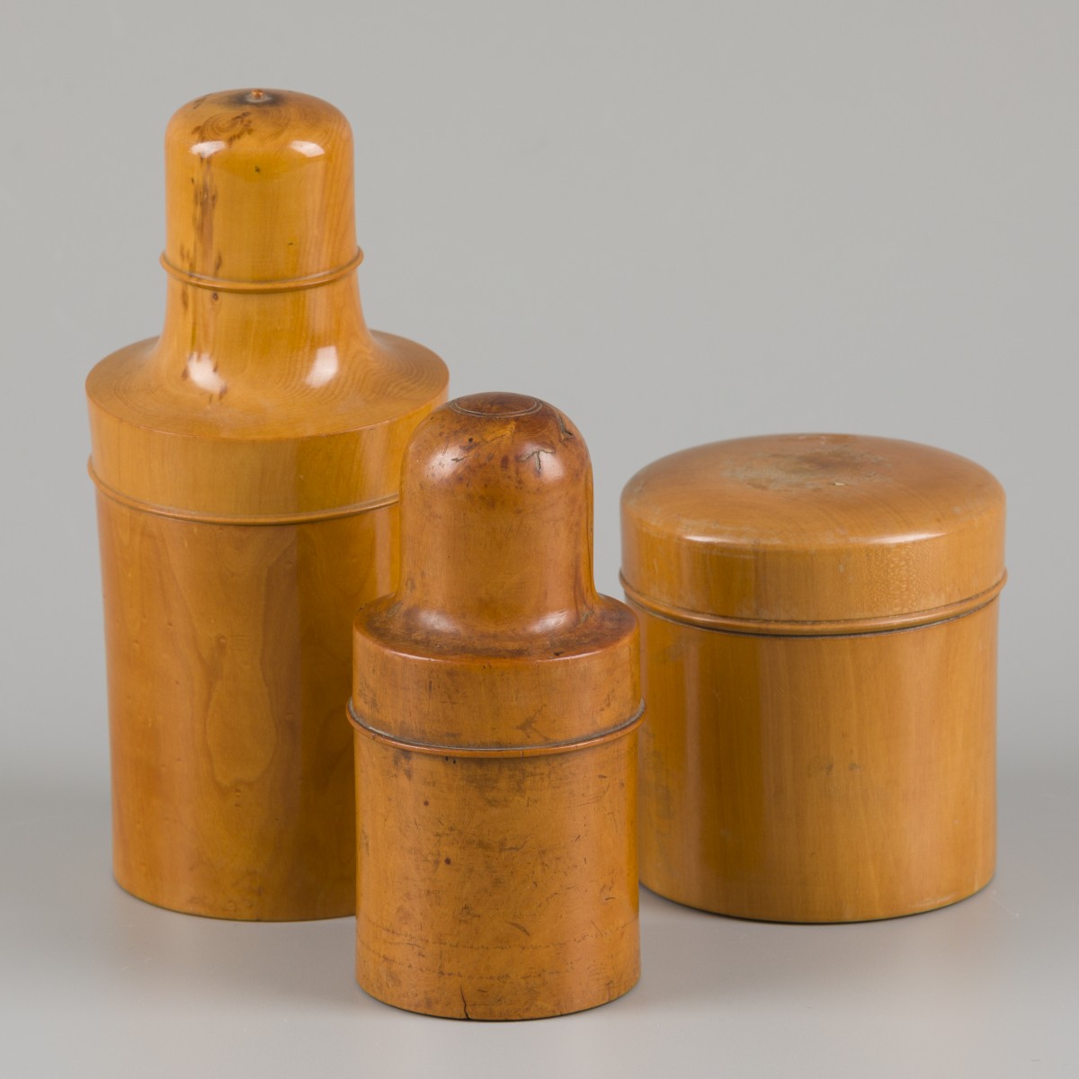 Een lot van (3) houten pillenrol doosjes. 19e eeuw.