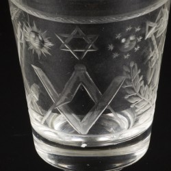 Een maçonniek / vrijmetselaars glas, Holland, 19e eeuw.