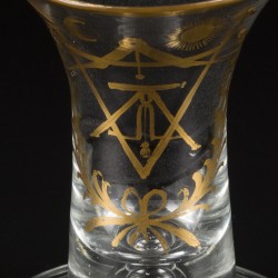 Een mondgeblazen metzelaartje of maçonniek/ vrijmetselaarsglas (kanon), 18e eeuw.