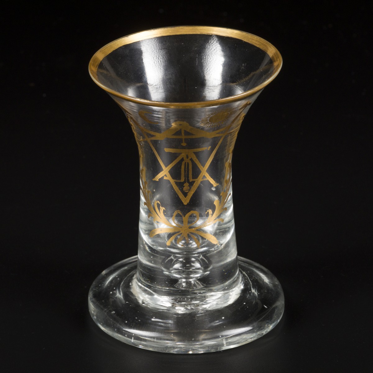 Een mondgeblazen metzelaartje of maçonniek/ vrijmetselaarsglas (kanon), 18e eeuw.