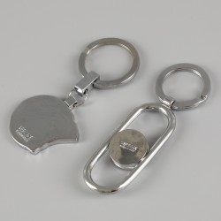 Een lot bestaande uit twee sleutelhangers, een bidprentje van Gianni Versace en de catalogus van de collectie van Gianni Versace (Sotheby's Mei 2005).