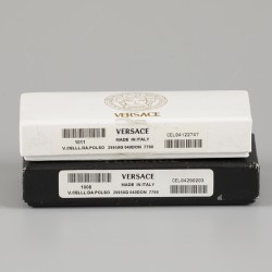 Een lot bestaande uit twee sleutelhangers, een bidprentje van Gianni Versace en de catalogus van de collectie van Gianni Versace (Sotheby's Mei 2005).