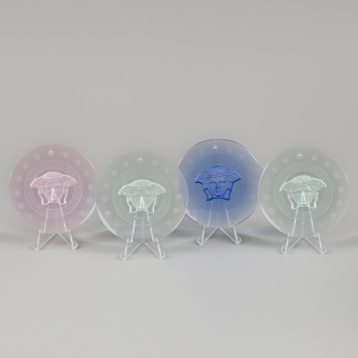 Een lot van (4) glazen kerst ornamenten gedecoreerd met een (geslepen) medusa. Rosenthal voor Versace.