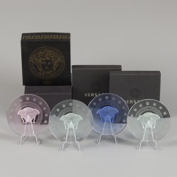 Een lot van (4) glazen kerst ornamenten gedecoreerd met een (geslepen) medusa. Rosenthal voor Versace.