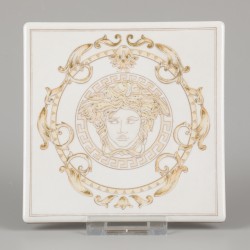 Een lot bestaande uit een handtasje en tegel gedecoreerd met Medusa. Versace.