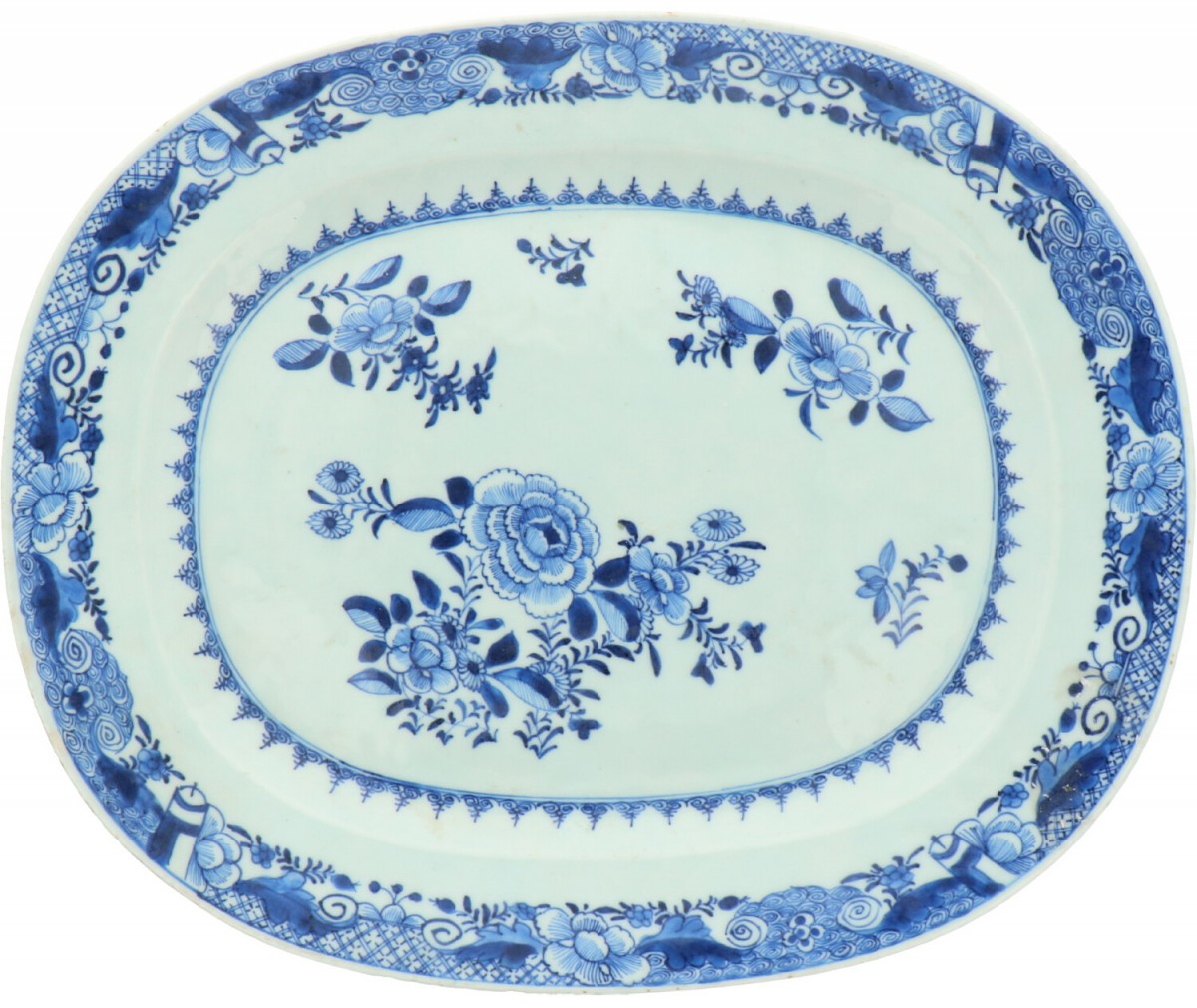 Een porseleinen vleesschaal met bloemendecor. China, Qianglong.