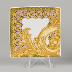 Een lot bestaande uit een porseleinen bord "Le jardin des papillons" en een porseleinen schaaltje "Les Reves Byzanthins". Rosenthal voor Versace.