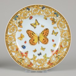 Een lot bestaande uit een porseleinen bord "Le jardin des papillons" en een porseleinen schaaltje "Les Reves Byzanthins". Rosenthal voor Versace.