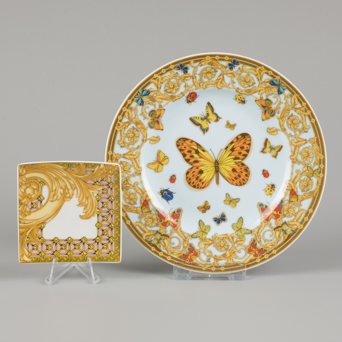 Een lot bestaande uit een porseleinen bord "Le jardin des papillons" en een porseleinen schaaltje "Les Reves Byzanthins". Rosenthal voor Versace.