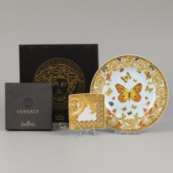 Een lot bestaande uit een porseleinen bord "Le jardin des papillons" en een porseleinen schaaltje "Les Reves Byzanthins". Rosenthal voor Versace.