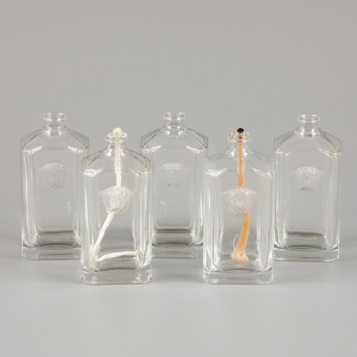 Een lot van (5) glazen olielampjes gedecoreerd met medusa. Rosenthal voor Versace.