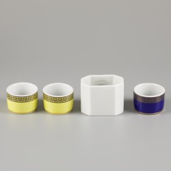 Een lot van (4) diverse porseleinen servetringen. Rosenthal voor Versace.