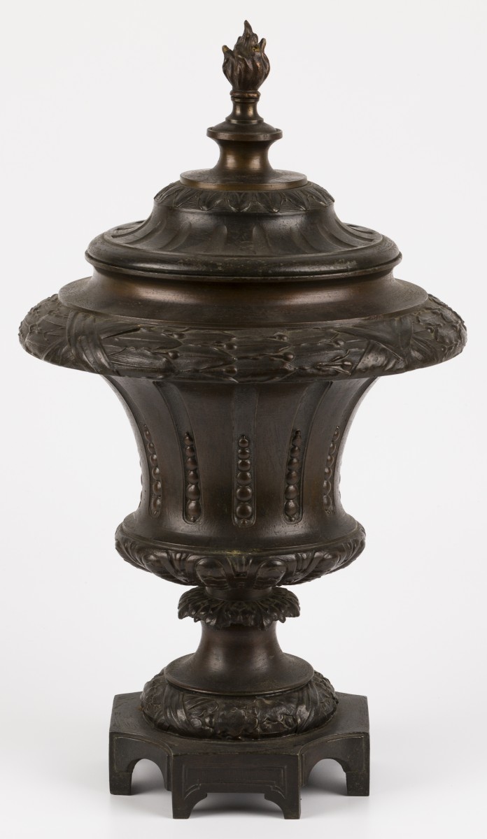 Een bronzen sierurn met deksel, Frankrijk, eind 19e eeuw.