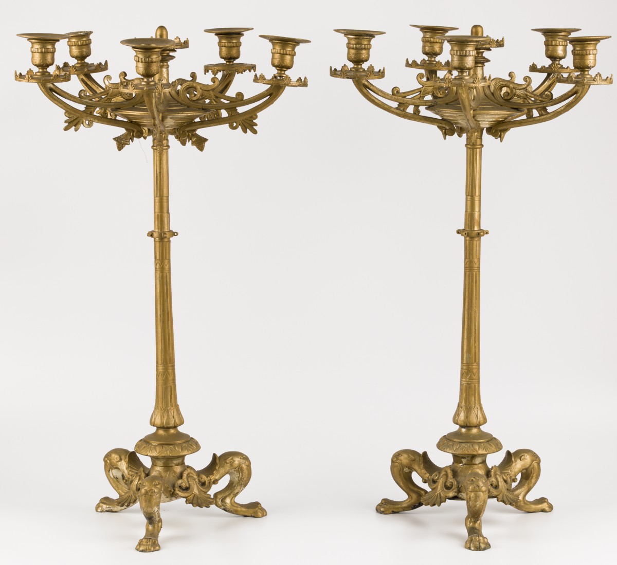 Een set van (2) goud geverfde ZAMAK kandelabers, Frankrijk, ca. 1900.