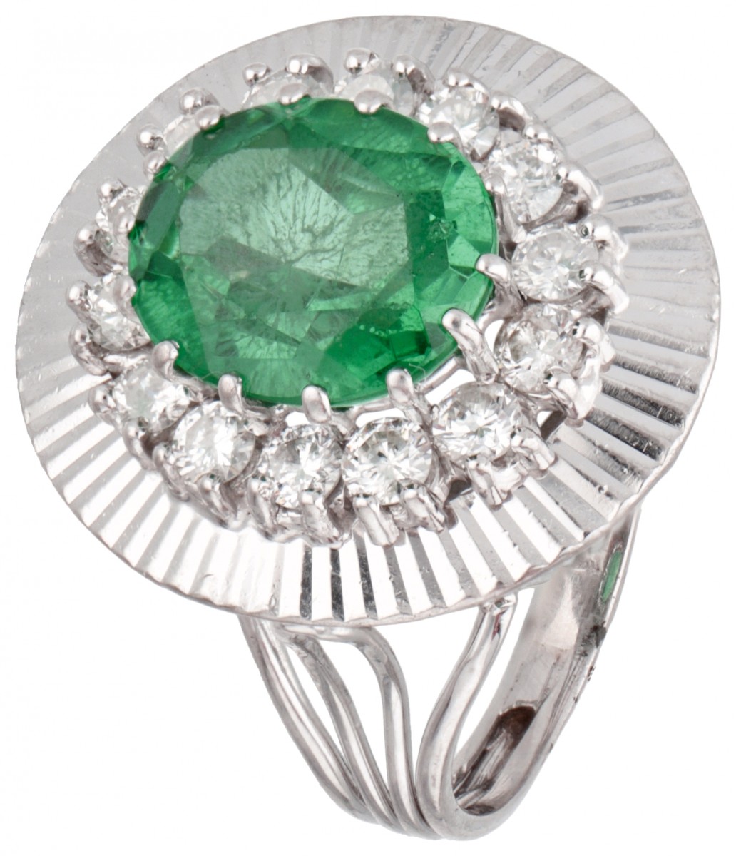 14 kt. Witgouden cocktail ring bezet met ca. 0.70 ct. diamant en synthetische spinel.