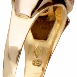 14 kt. Bicolor gouden retro ring bezet met ca. 2.63 ct. synthetische saffier en diamant.