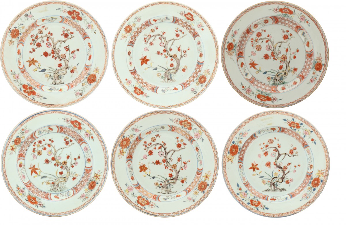 Een set van (6) porseleinen borden met floraal decor. China, Qianglong.