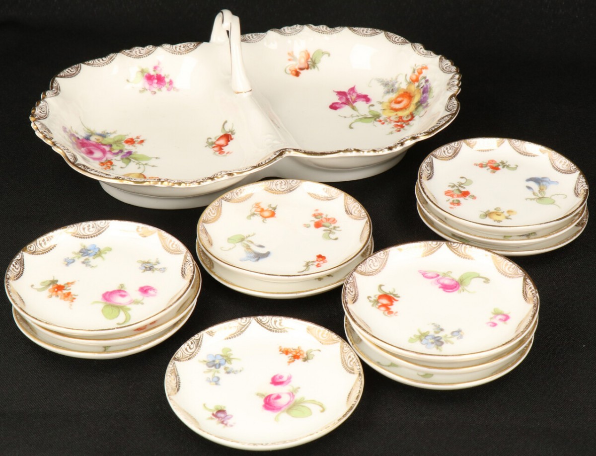 Een bonbonstel porselein "W.A. van Leeuwen" Delft.