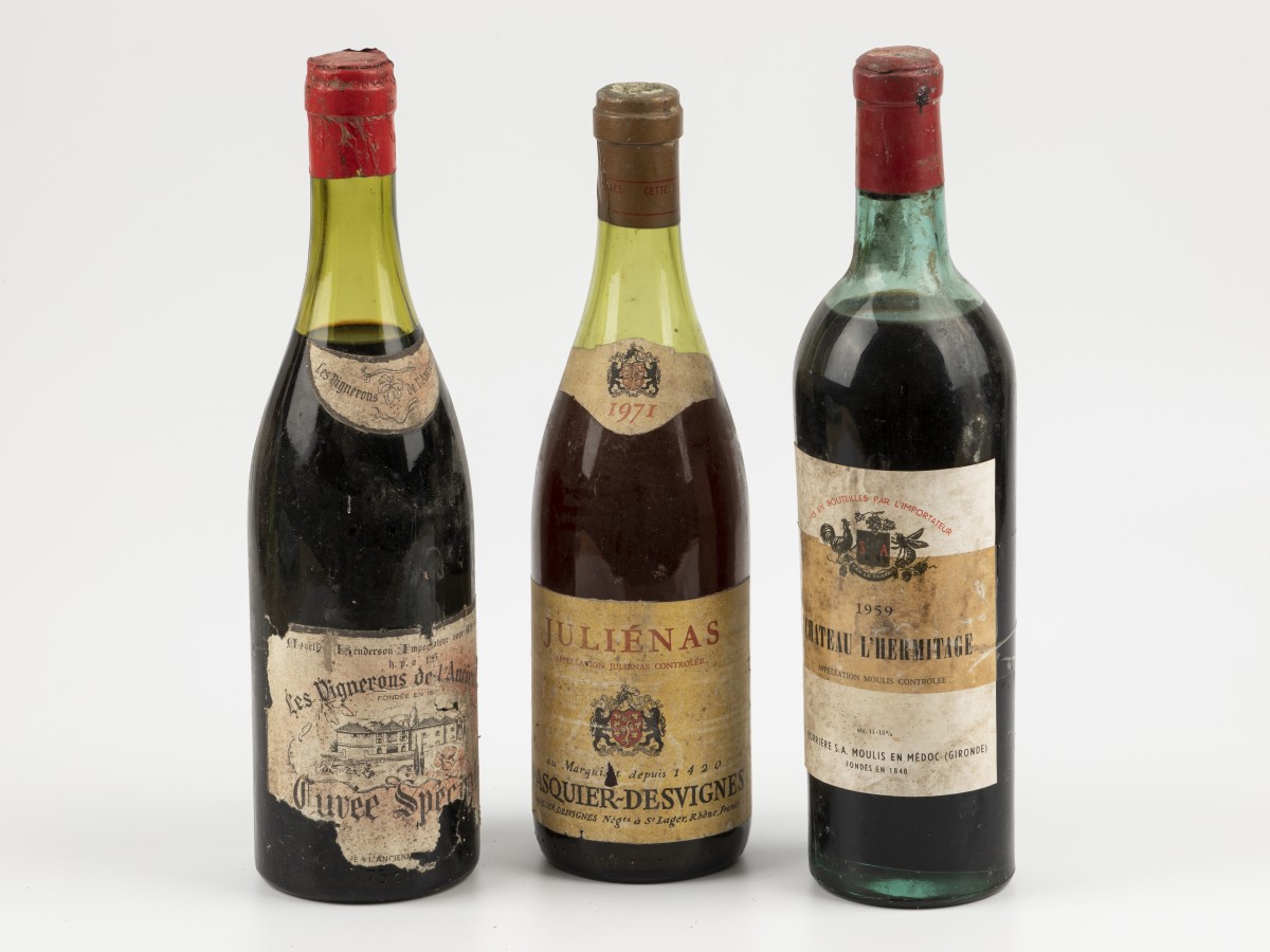 Een lot van (3) oude wijnen waaronder Chateau l'Hermitage 1959.
