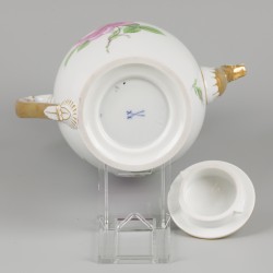 Een "Meissen" koffiepot, Duitsland, 20e eeuw.