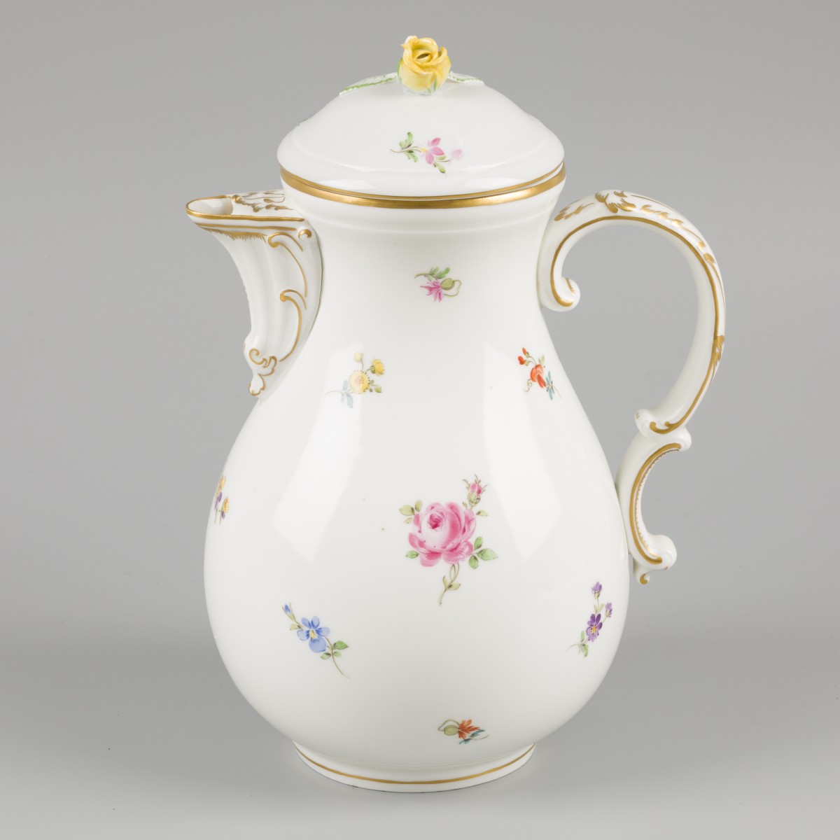 Een "Meissen" koffiepot, Duitsland, 20e eeuw.
