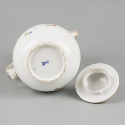 Een "Meissen" koffiepot, Duitsland, 20e eeuw.