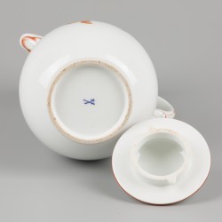 Een "Meissen" koffiepot, Duitsland, 20e eeuw.