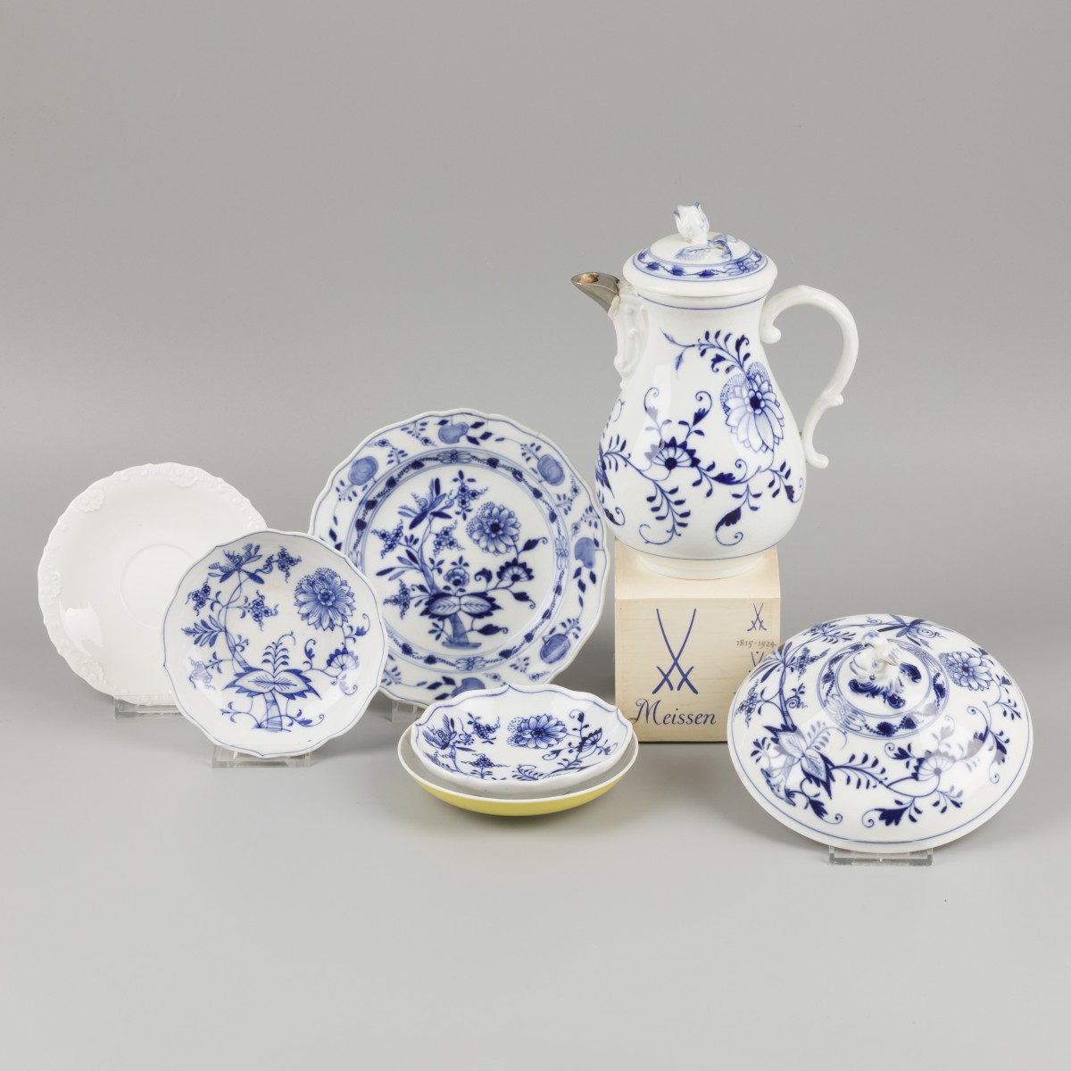 Een (8) delig lot divers "Meissen" porselein, Duitsland, 20e eeuw.