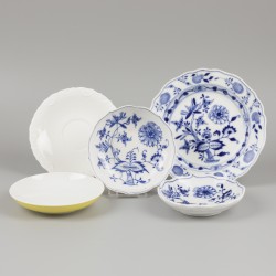 Een (8) delig lot divers "Meissen" porselein, Duitsland, 20e eeuw.