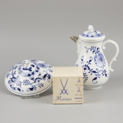 Een (8) delig lot divers "Meissen" porselein, Duitsland, 20e eeuw.