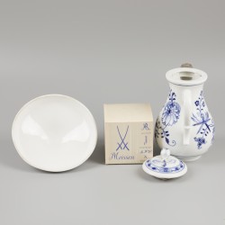Een (8) delig lot divers "Meissen" porselein, Duitsland, 20e eeuw.