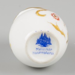 Een vaasje Meissen, geel drakendecor, Duitsland, 20e eeuw.