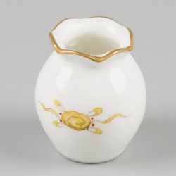 Een vaasje Meissen, geel drakendecor, Duitsland, 20e eeuw.
