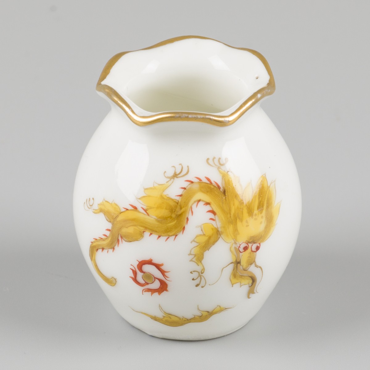 Een vaasje Meissen, geel drakendecor, Duitsland, 20e eeuw.