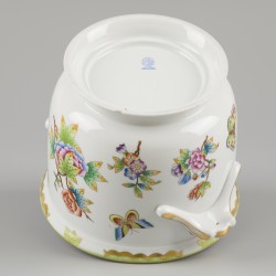 Een porseleinen cache-pot met Queen Victoria. Herend, eind 20e eeuw.