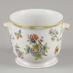 Een porseleinen cache-pot met Queen Victoria. Herend, eind 20e eeuw.