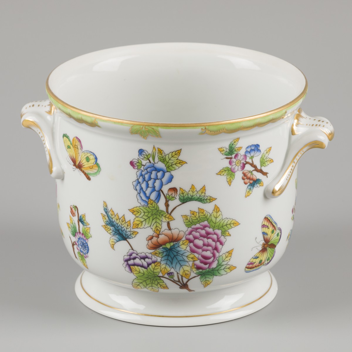 Een porseleinen cache-pot met Queen Victoria. Herend, eind 20e eeuw.
