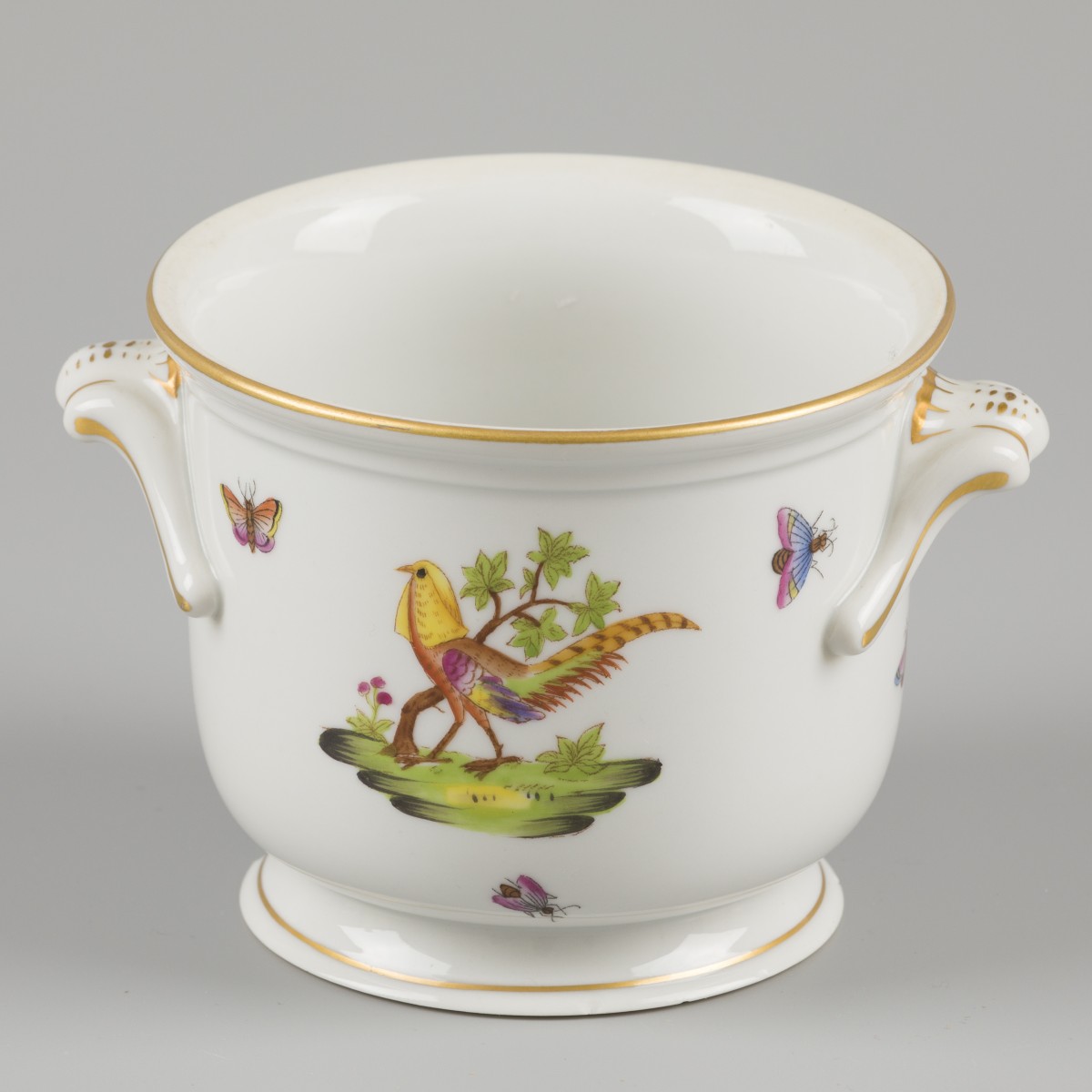 Een porseleinen cache-pot met Rotschild Bird decor. Herend, eind 20e eeuw.