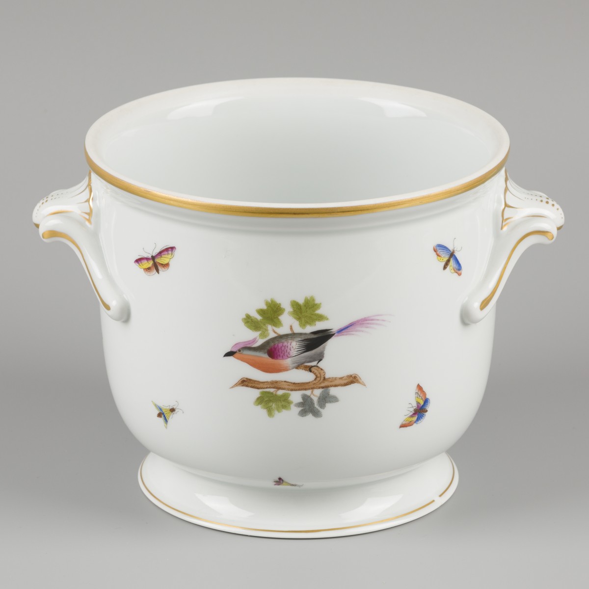 Een porseleinen cache-pot met Rotschild Bird decor. Herend, eind 20e eeuw.