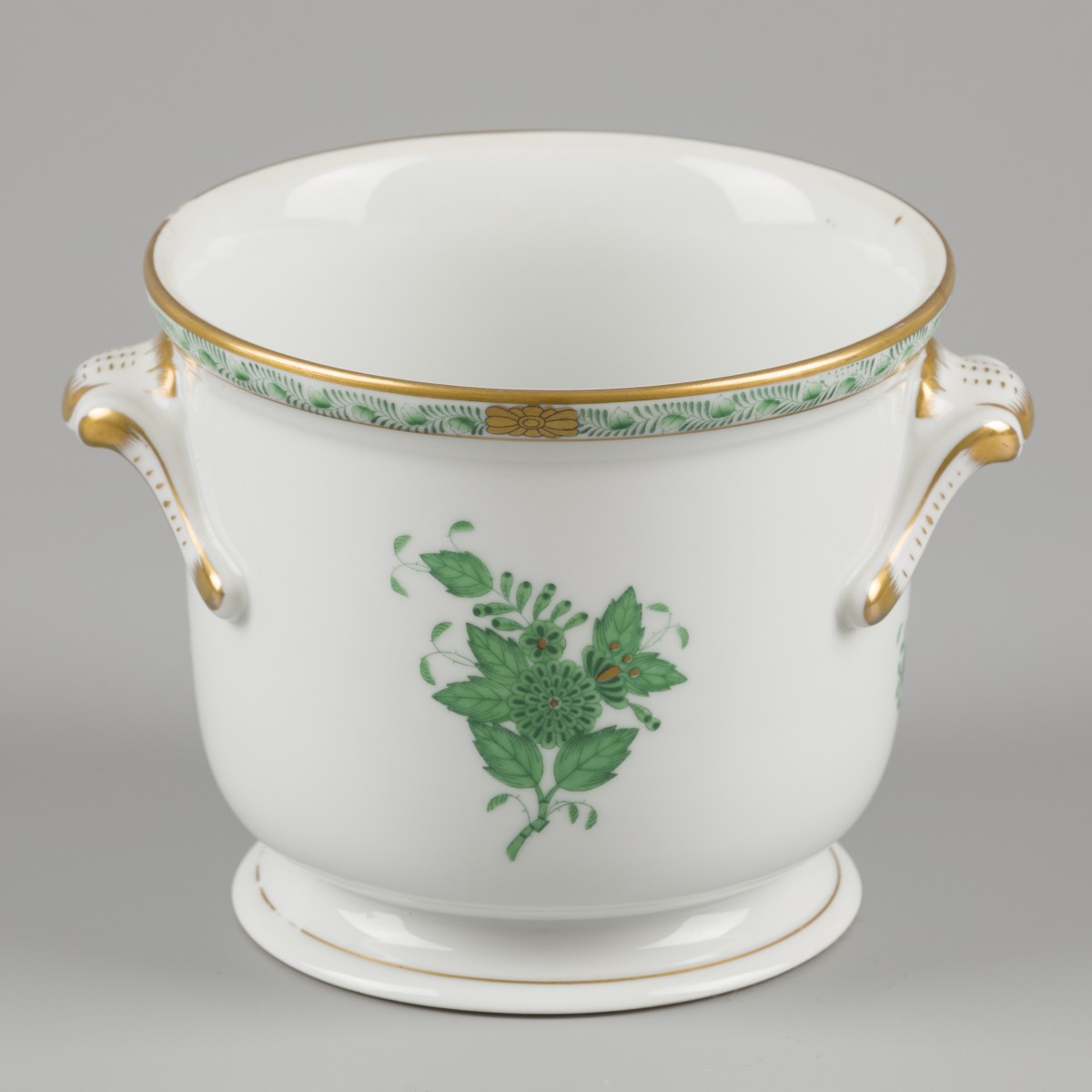 Een porseleinen cachepot met Apponyi Green decor. Herend, eind 20e eeuw.