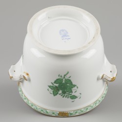 Een porseleinen cachepot met Apponyi Green decor. Herend, eind 20e eeuw.