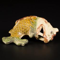 Een aardewerk drakenvisje, Diana Cargo. China, circa 1817.