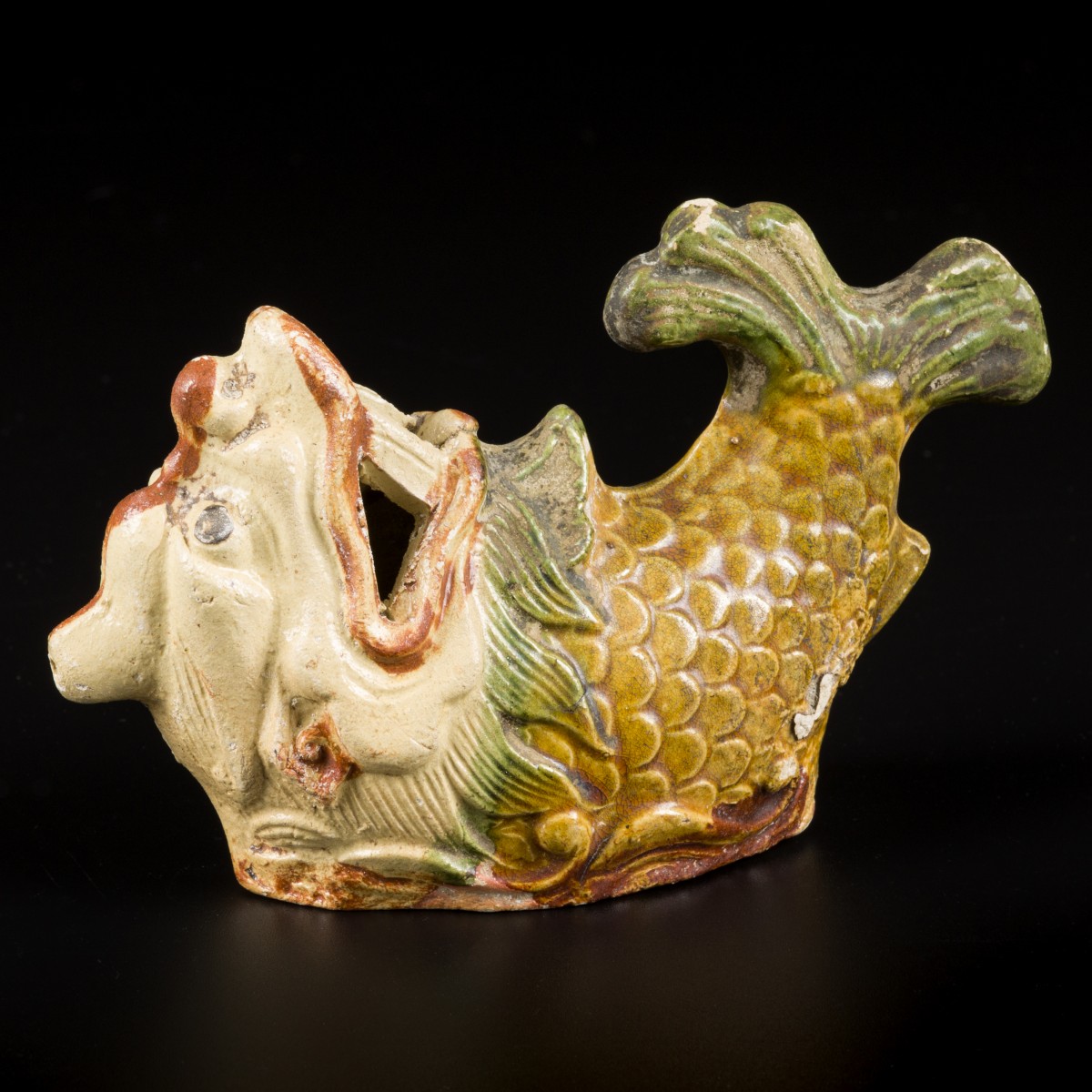 Een aardewerk drakenvisje, Diana Cargo. China, circa 1817.