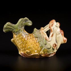 Een aardewerk drakenvisje, Diana Cargo. China, circa 1817.