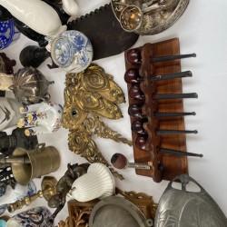 Een groot lot bestaande uit o.a. Afrikaanse maskers (Dan, DRC).