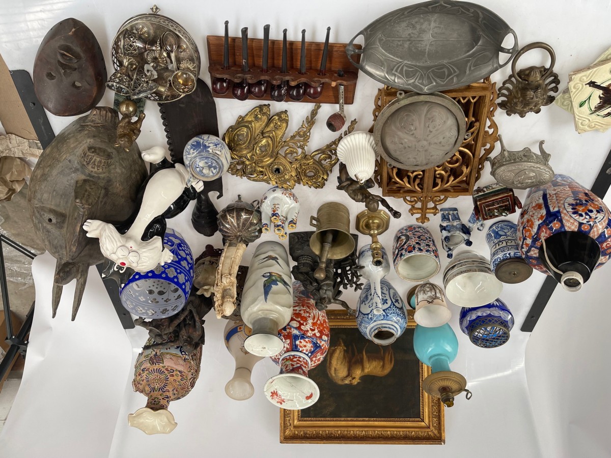 Een groot lot bestaande uit o.a. Afrikaanse maskers (Dan, DRC).