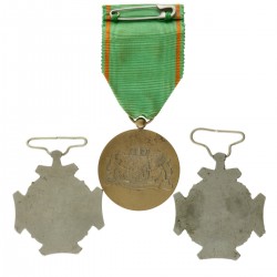 Nederland. 20e eeuw. Lot (3) Medaille Voor krijgsverrichtingen (2) en een vrijwilligersmedaille met XV gesp.