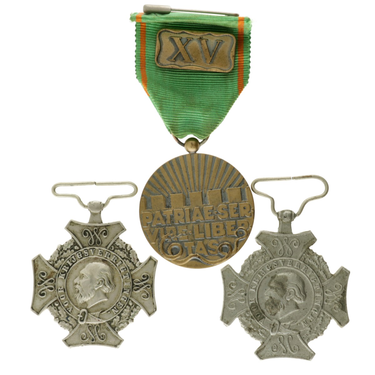 Nederland. 20e eeuw. Lot (3) Medaille Voor krijgsverrichtingen (2) en een vrijwilligersmedaille met XV gesp.