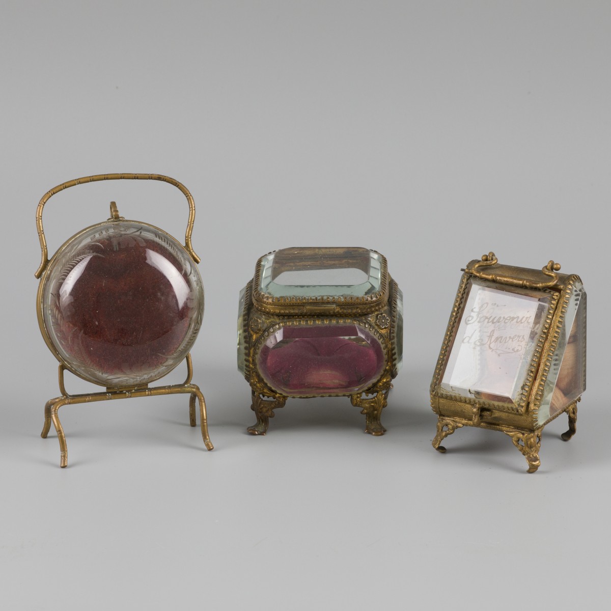 Een (3) delig lot: sieradendoosje met daarbij een porte-montre, 19th century and later.