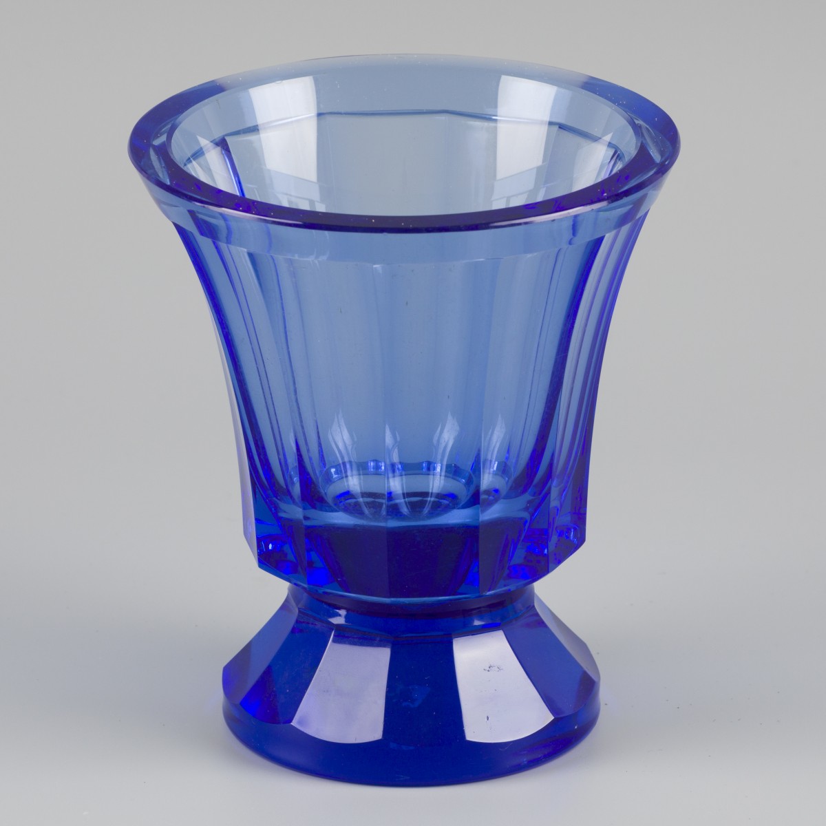 Josef Hoffmann - Moser Karlsbad - Art Nouveau geometrisch geslepen blauwe glazen vaas